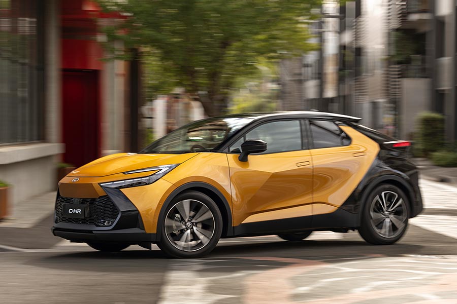 Toyota C-HR 2024 driving