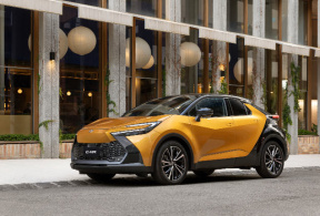 Toyota C-HR  2024 parked